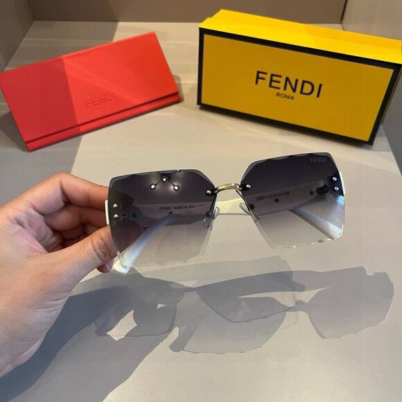 FENDI FF Logo Oversize Sunglasses - Picture 3 of 9